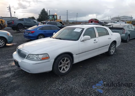 2007 Lincoln Town Car Signature Limited from USA, damaged, VIN 1LNHM82V47Y622879